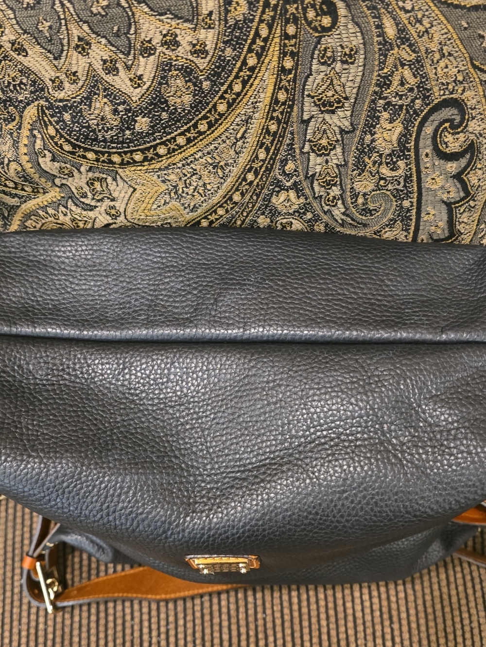 Dooney &Bourke - Picture 3 of 6